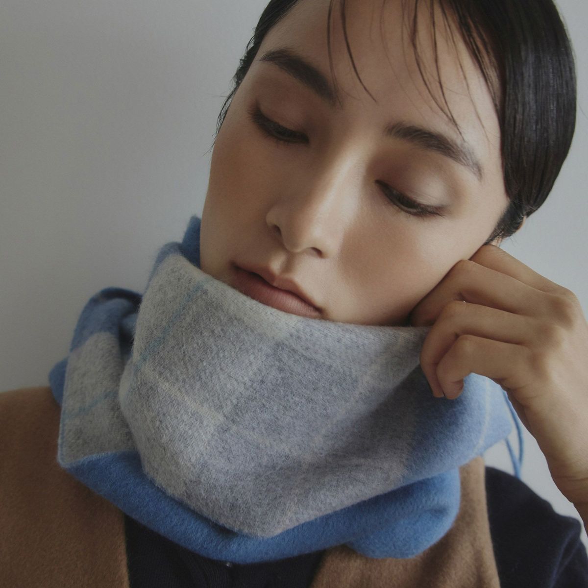 カシミヤブレンドチェックリバーシブルマフラー＜サックス＞