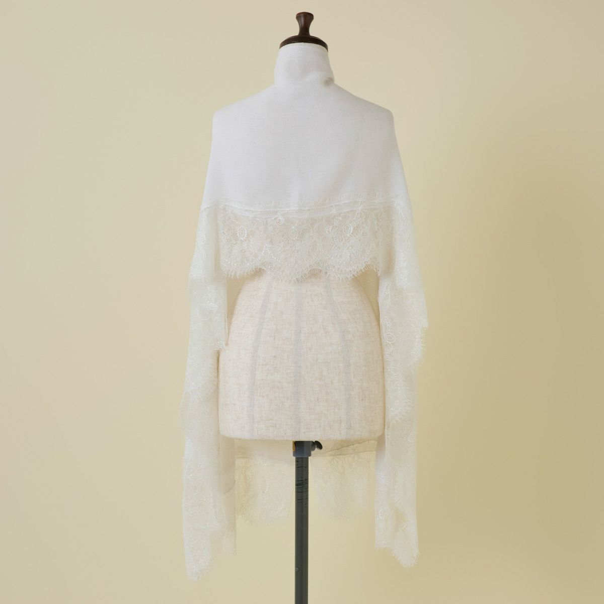 レースストールのエクリュ