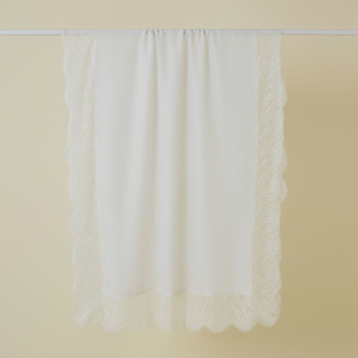 レースストールのエクリュ