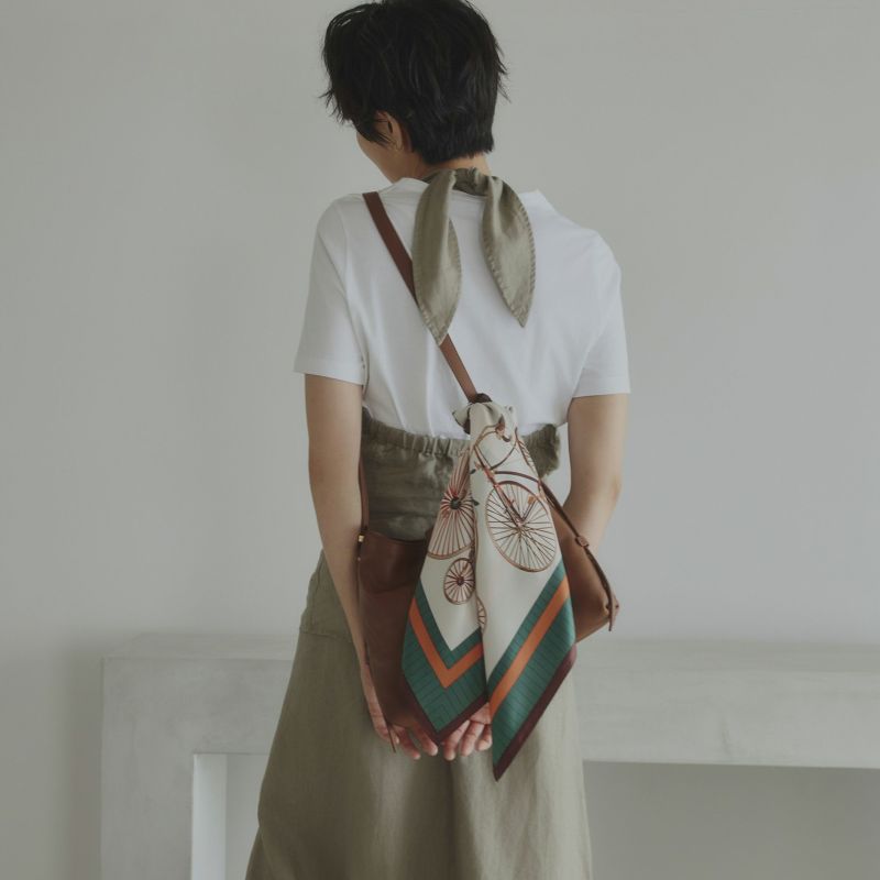 自転車柄スカーフ＜ブラウン＞　シルク100%　日本製