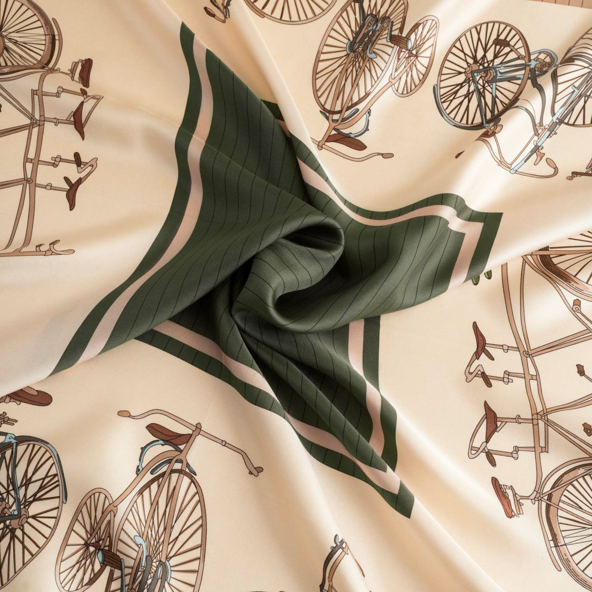 シルク100％　自転車柄スカーフのカーキ