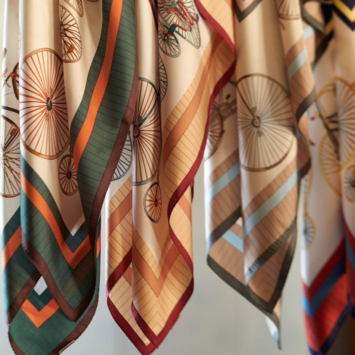 シルク100％　自転車柄スカーフ