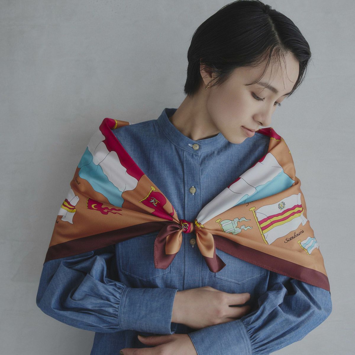 旗柄スカーフ＜ブラウン＞　シルク100%　日本製