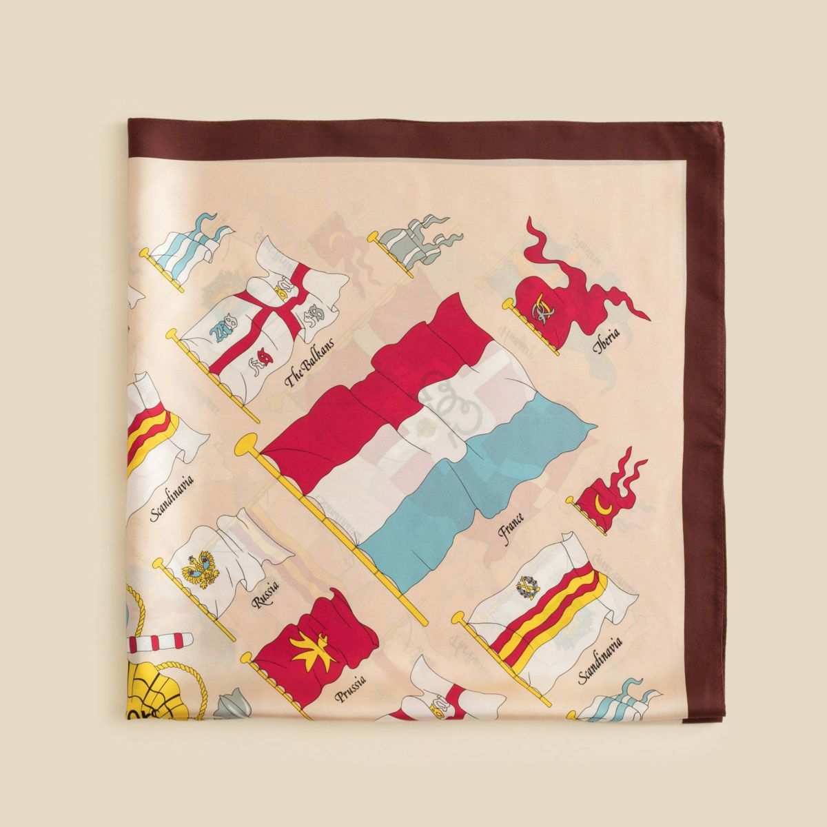 シルク100％　旗柄スカーフのベージュ