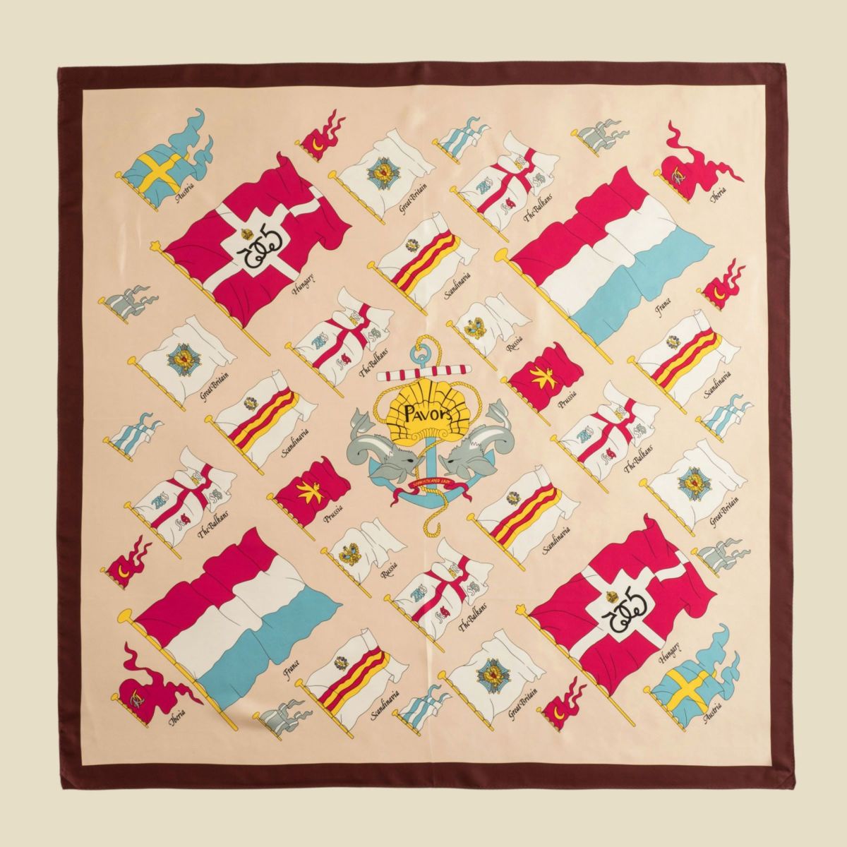 シルク100％　旗柄スカーフのベージュ