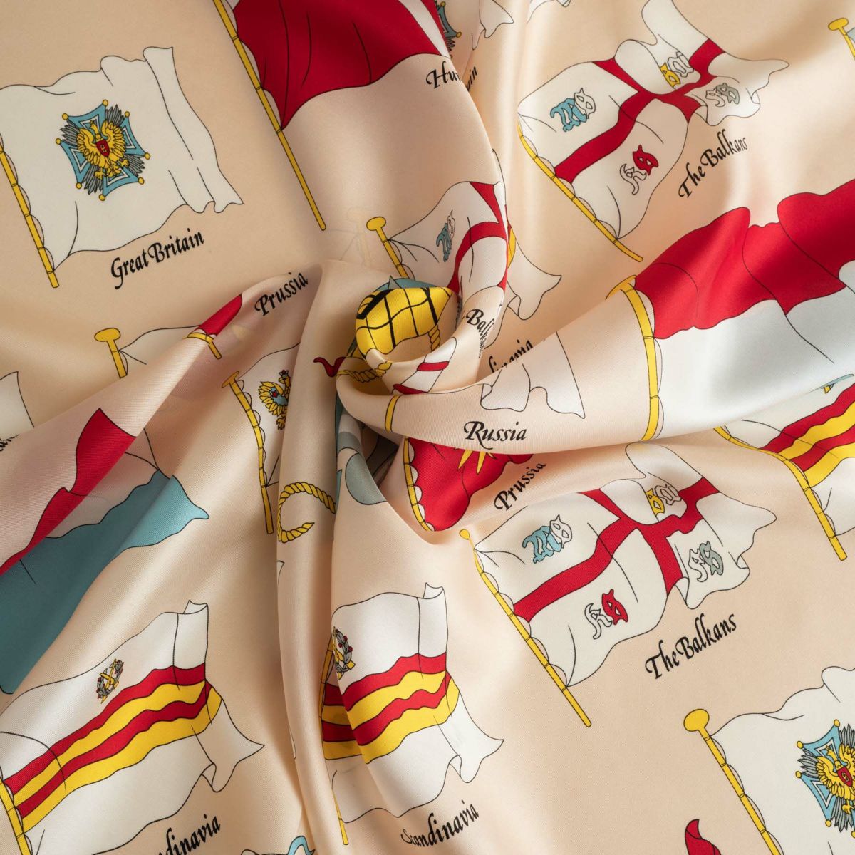 シルク100％　旗柄スカーフのベージュ