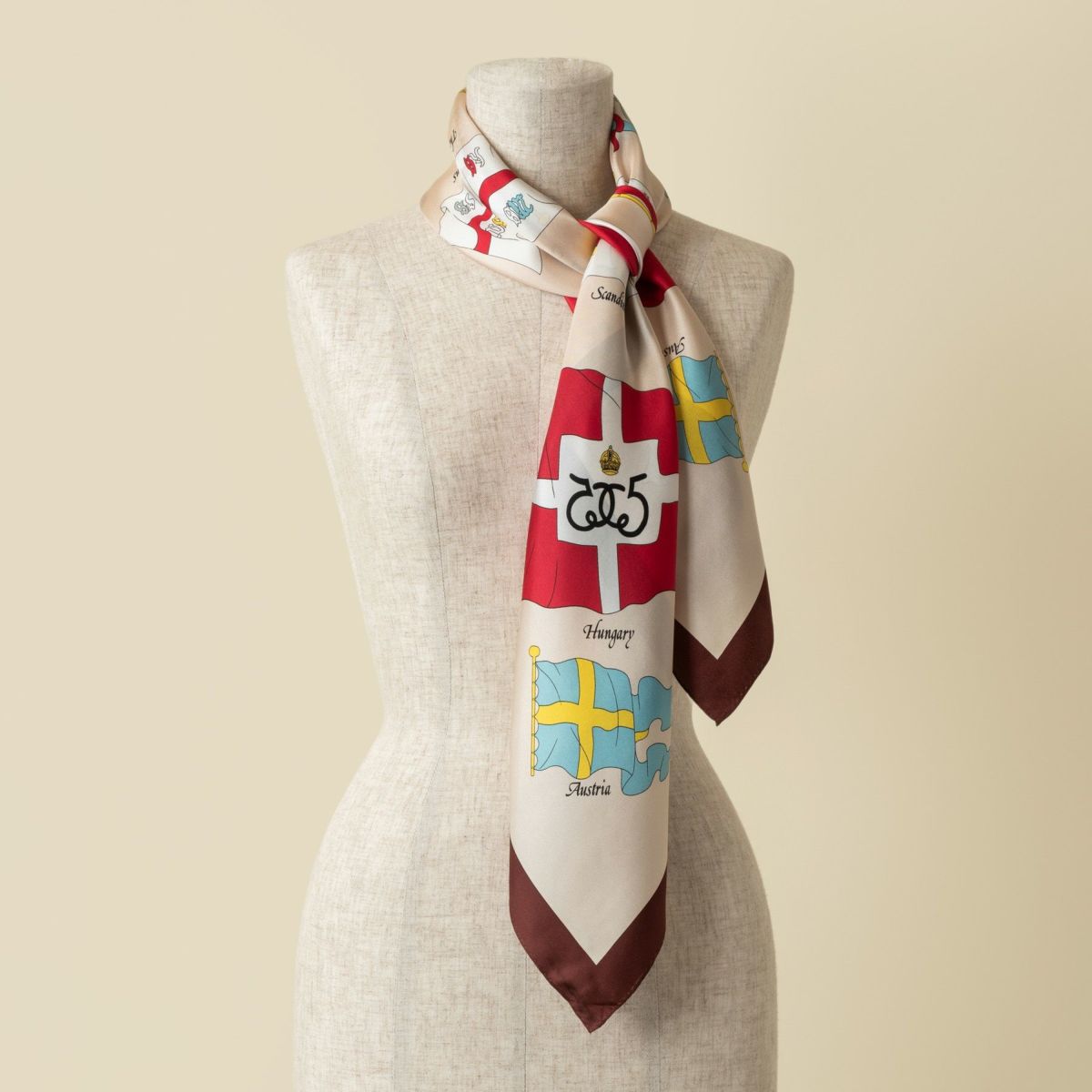 シルク100％　旗柄スカーフのベージュ