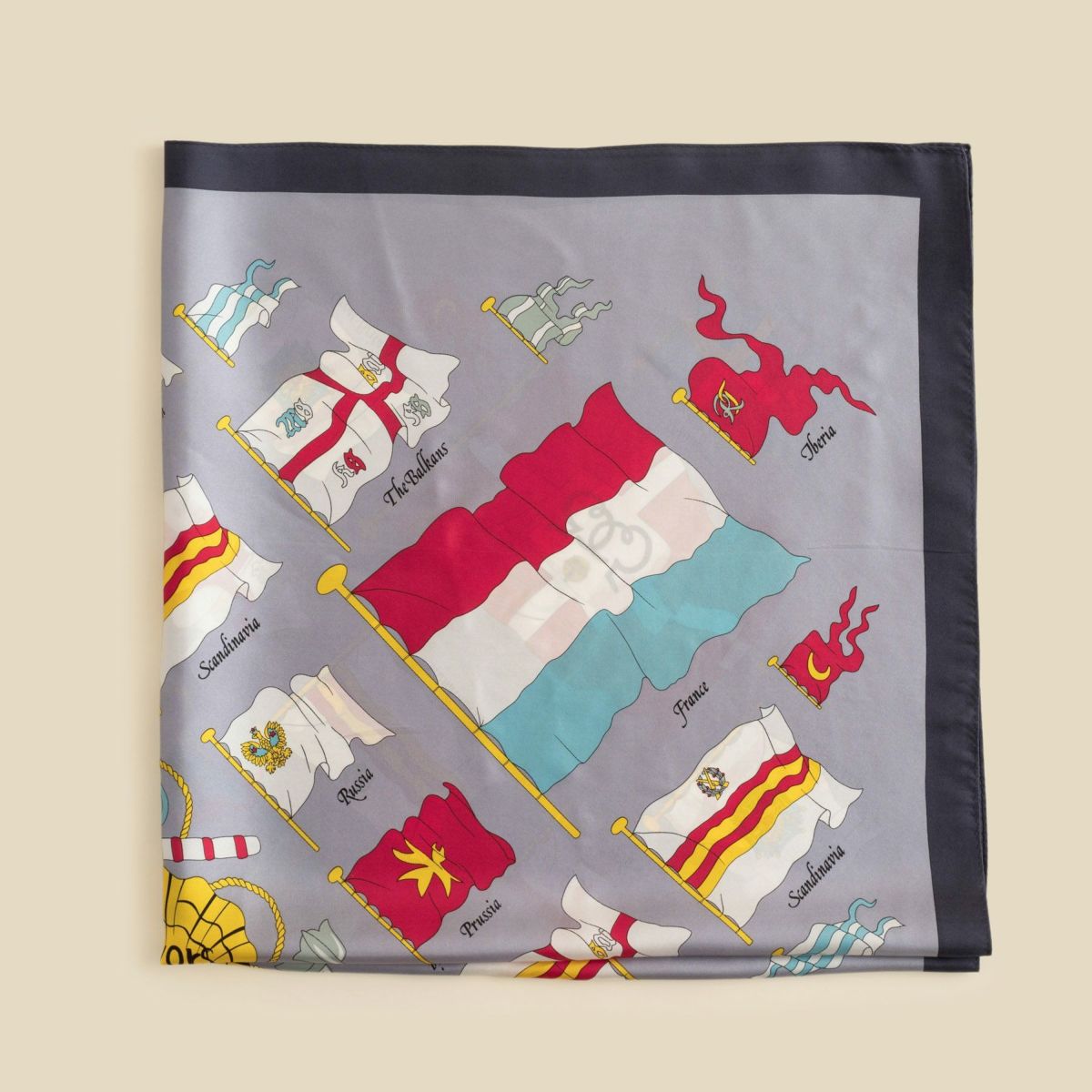 シルク100％　旗柄スカーフのラベンダー