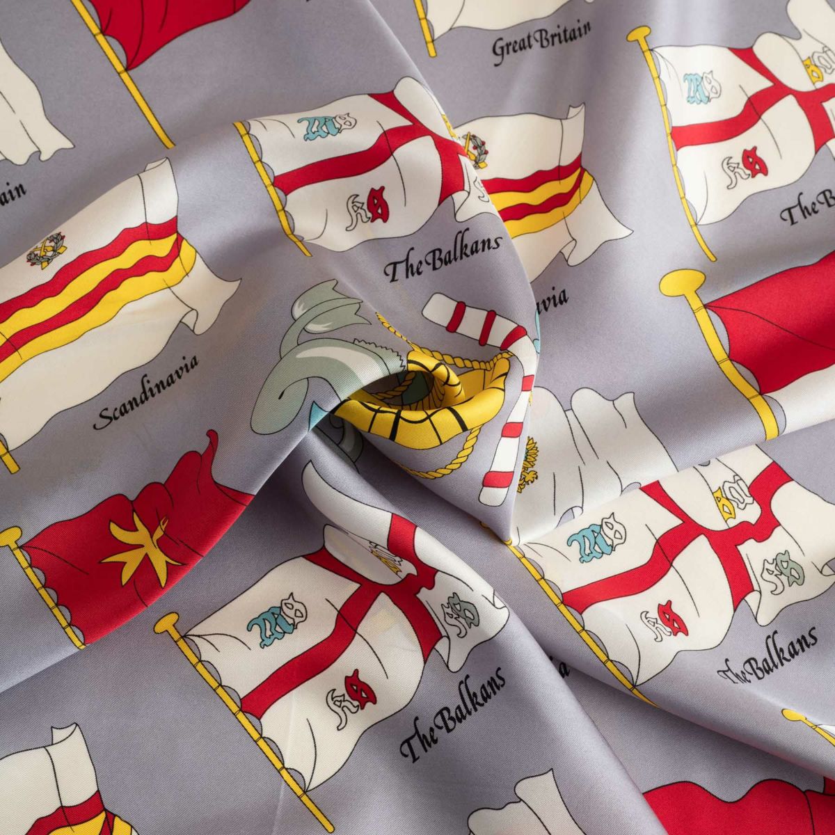 シルク100％　旗柄スカーフのラベンダー