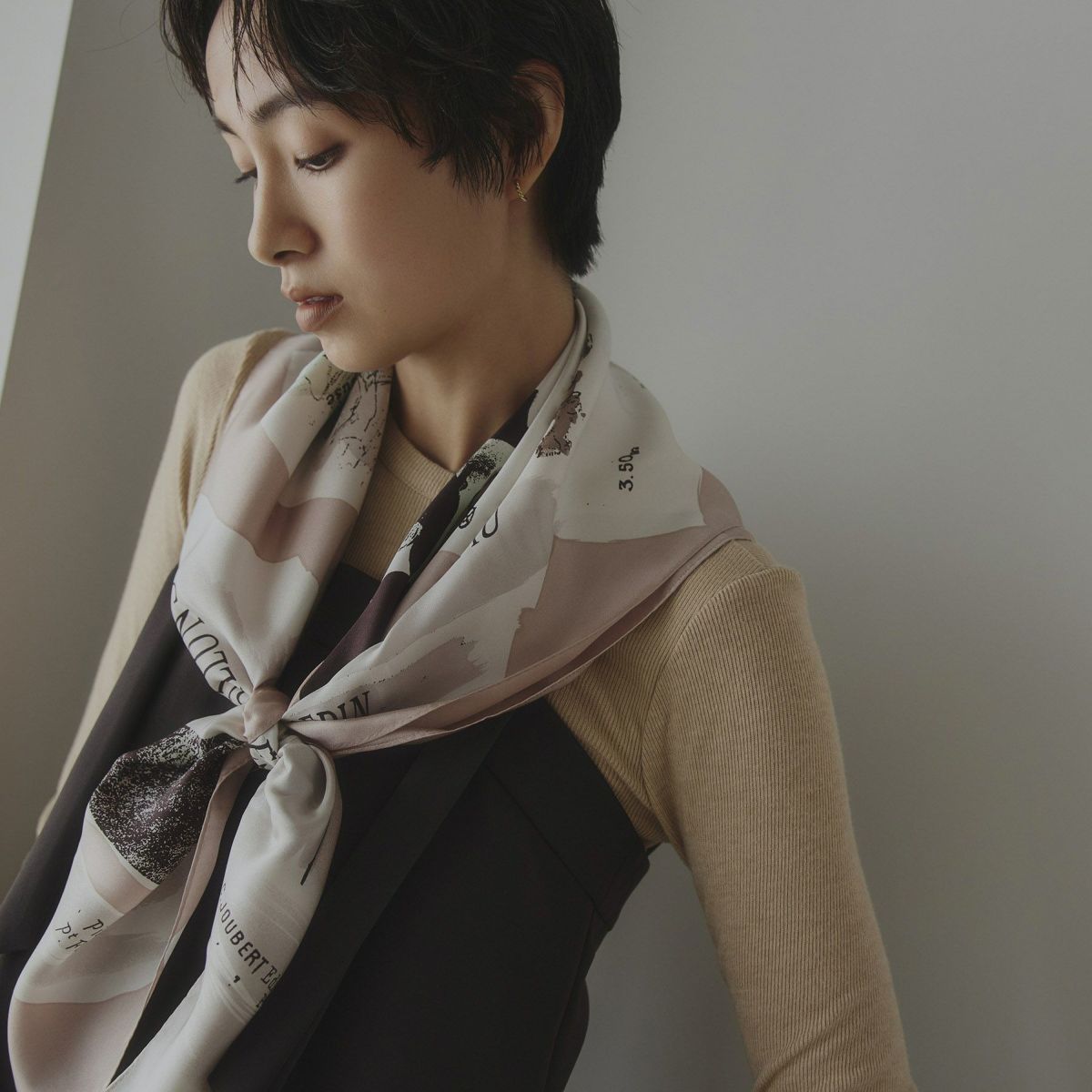 ロートレックペイントスカーフ＜サンドベージュ＞　シルク100%　日本製