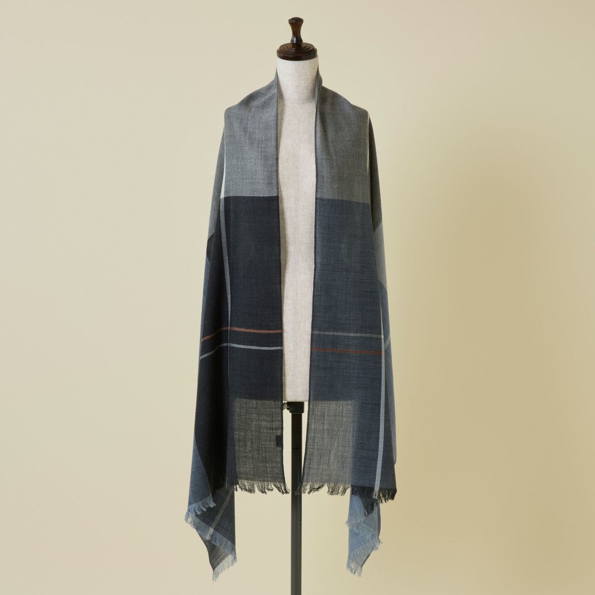 ウールソフトチェック大判ストール＜ブラック＞