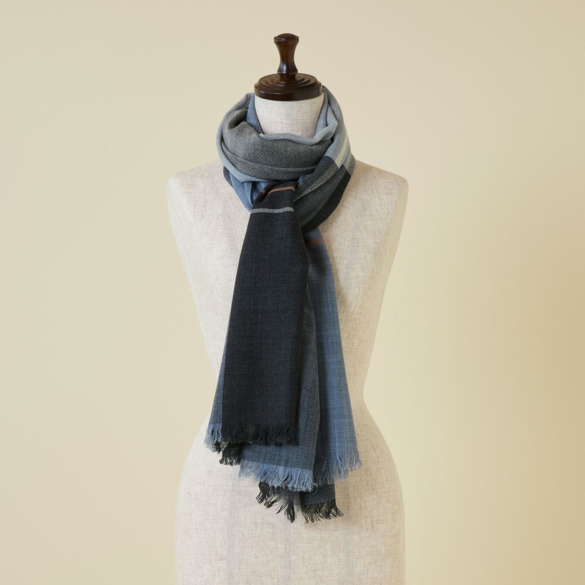 ウールソフトチェック大判ストール＜ブラック＞